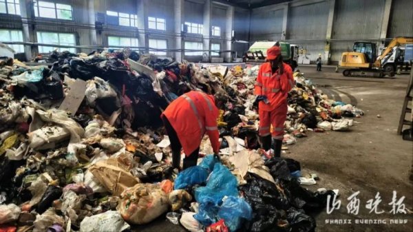 华泰优配 两环卫工徒手翻8吨垃圾寻找儿童手表，城管局：求助者打的是投诉电话