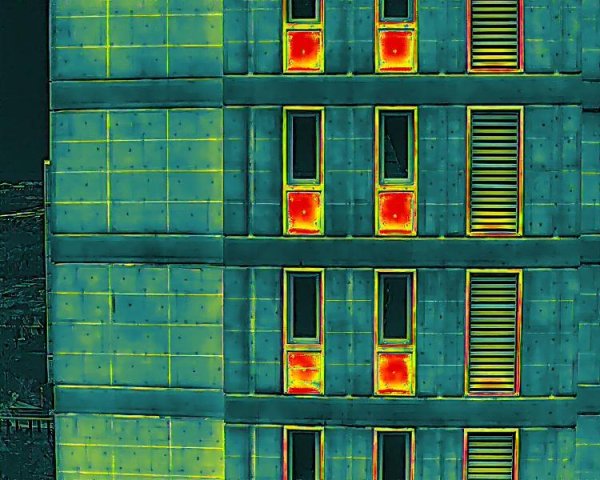 鑫优配 科技赋能民生工程，无人机红外成像助力 外墙品质“把脉”