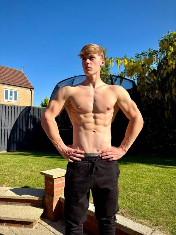 日富农优配 英国14岁男孩健身成瘾满身肌肉 11岁就已130斤被称“健身天才”